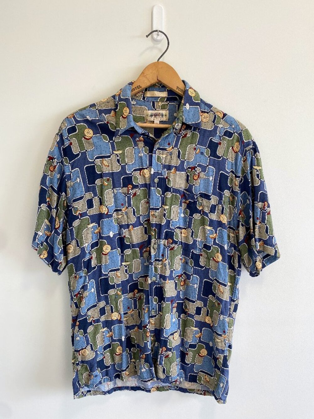 Vintage Cocktail Print Short Sleeve Button Down Hawaiian Shirt / 90s